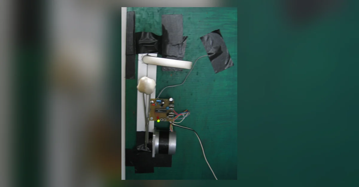 Ovi joka aukeaa automaattisesti oikealla koputussarjalla