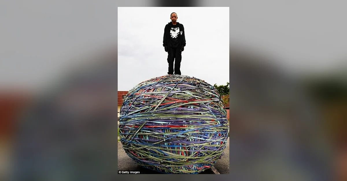 Joel Waul kehittelee maailman suurinta kuminauhapalloa