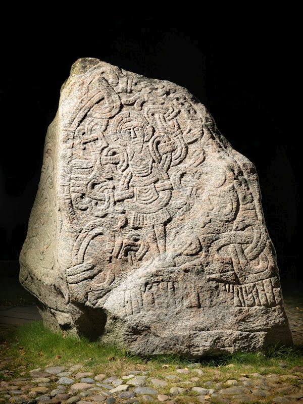 Haraldin pystyttämä toinen Jellingin riimukivistä – Riimukirjoituksessa sanotaan ”Kuningas Harald käski tehdä tämän monumentin isänsä Gormin ja äitinsä Thyren muistoksi – Harald, joka sai valtaansa koko Tanskan ja Norjan ja teki tanskalaisista kristittyjä”