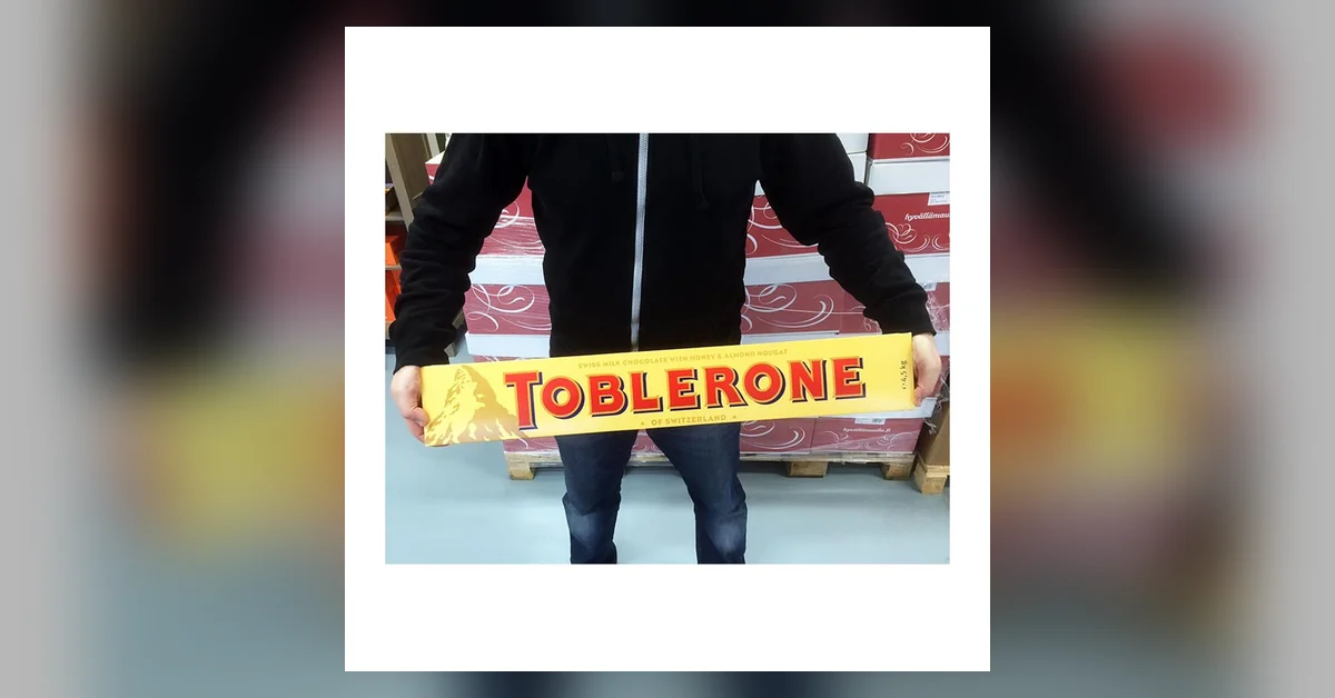 Pystyykö tunnissa syömään 4,5kg jätti-Toblerone-patukan? Kilpasyöjän videolla se selviää