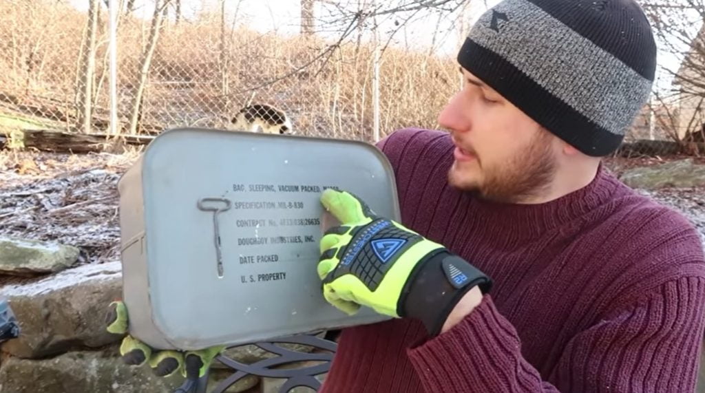 M1949 avataan rullaamalla kuten sardiinirasia