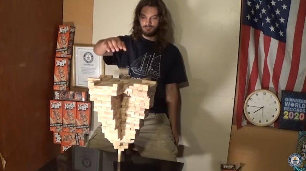 Viimeinen pala tipahtaa tornin päälle