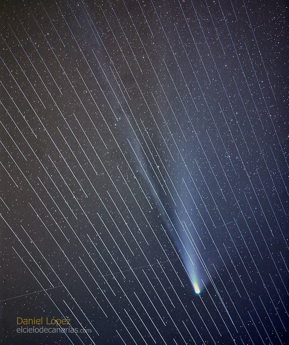 Daniel López kuvasi 30 sekunnin time-lapse-kuvan Neowise-komeetasta. Satelliitit näkyvät valkoisina viivoina.