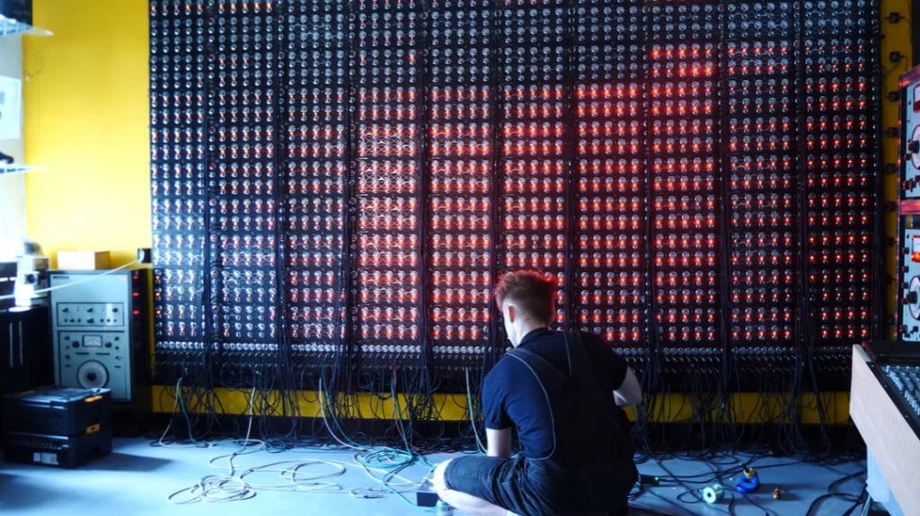 1000 oskillaattoria seinällä