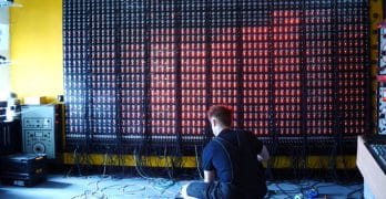 1000 oskillaattoria seinällä