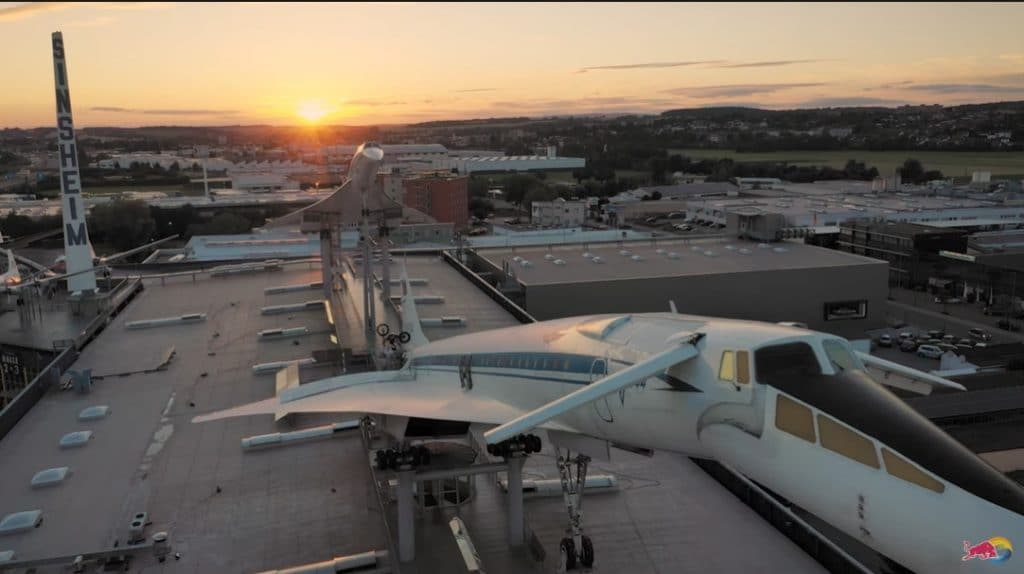 Kaksi yliäänimatkustajakonetta ja keskellä hyppäävä moottoripyöräilijä