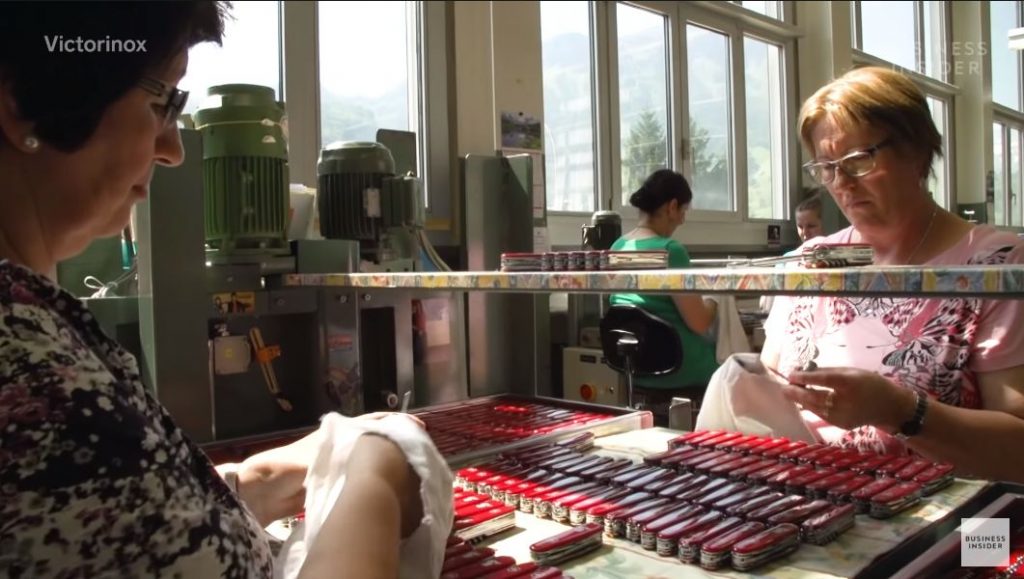 Jokainen veitsi tarkastetaan ja pohdistetaan huolella ennen paketointia