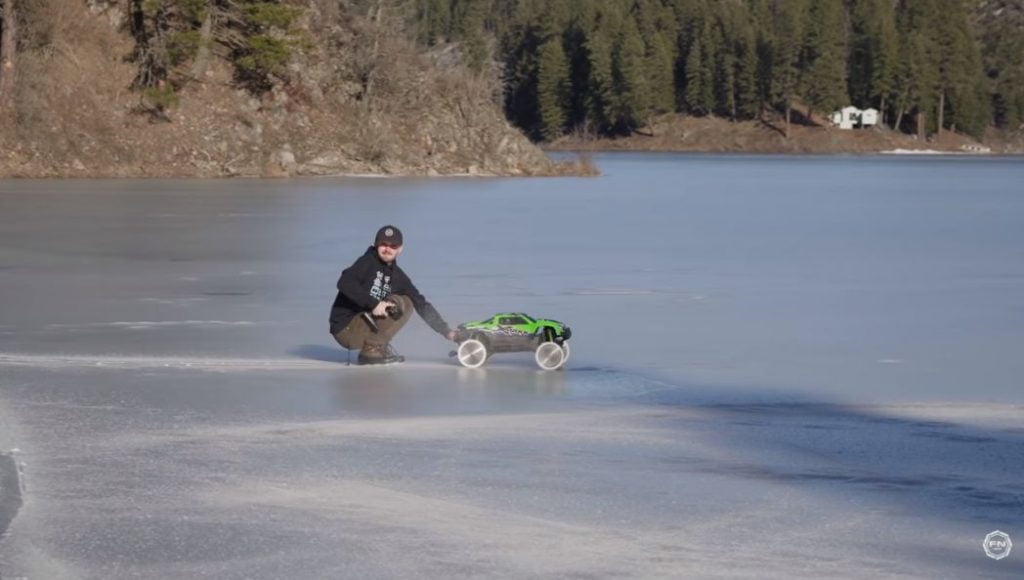 Sirkkelinterät Traxxas-radio-ohjattavassa autossa