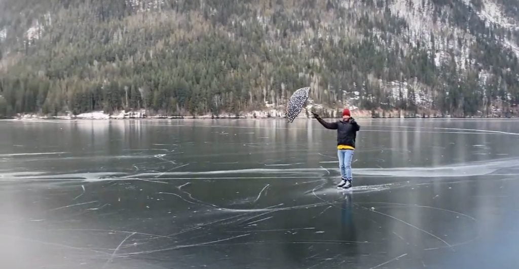 Purjehdusta sateenvarjolla jäällä