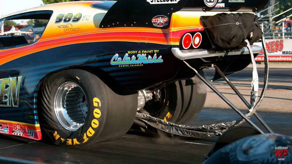 Renkaan muodonmuutos. Oikeassa reunassa kytkimen päästösavu