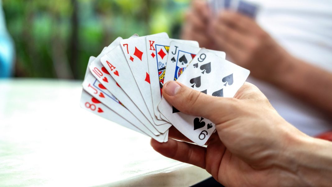 Kuinka Kasino korttipeliä pelataan?